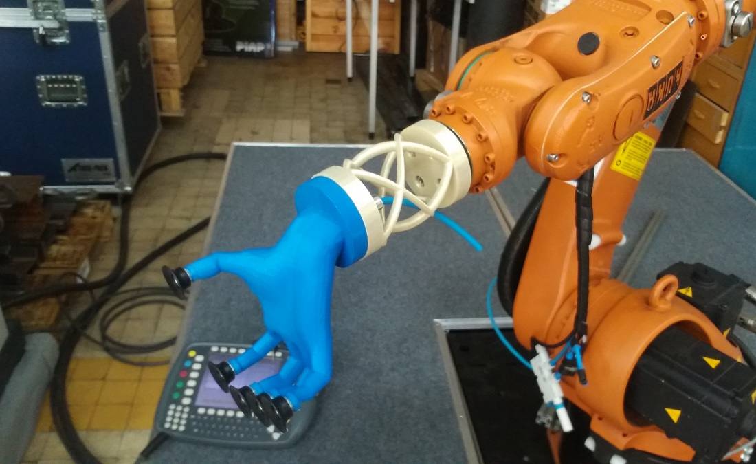 Połączenie humanoidalnego chwytaka pneumatycznego z ramieniem robota, wykonane z materiału ULTEM 9085 (fot. PIAP)
