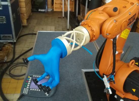 Połączenie humanoidalnego chwytaka pneumatycznego z ramieniem robota, wykonane z materiału ULTEM 9085 (fot. PIAP)