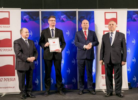 IX Kongres Gospodarczy w Katowicach: nagroda TERAZ POLSKA dla Instytutu PIAP za robota PIAP FENIX. Nagrodę odebrał Maciej Cader (drugi z lewej).