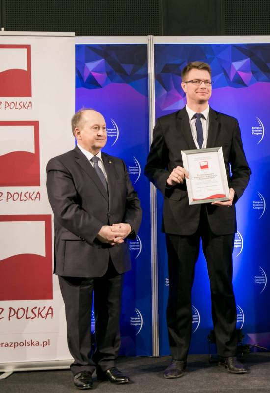 IX Kongres Gospodarczy w Katowicach: nagroda TERAZ POLSKA dla Instytutu PIAP za robota PIAP FENIX. Nagrodę odebrał Maciej Cader (drugi z lewej).
