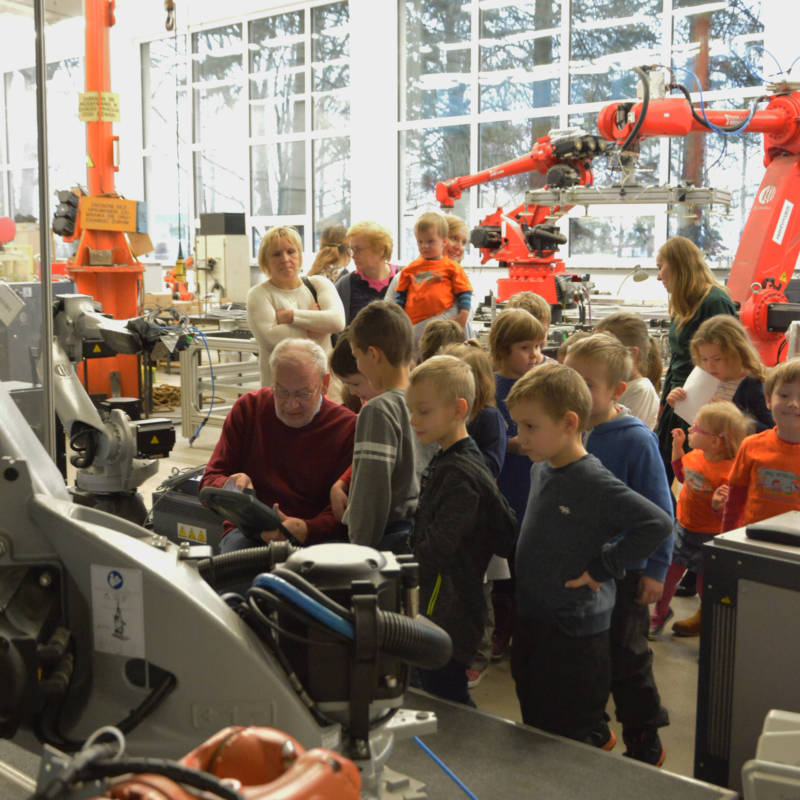 Warsztaty Roboty Dzieciom w PIAP - nauka sterowania robotem przemysłowym