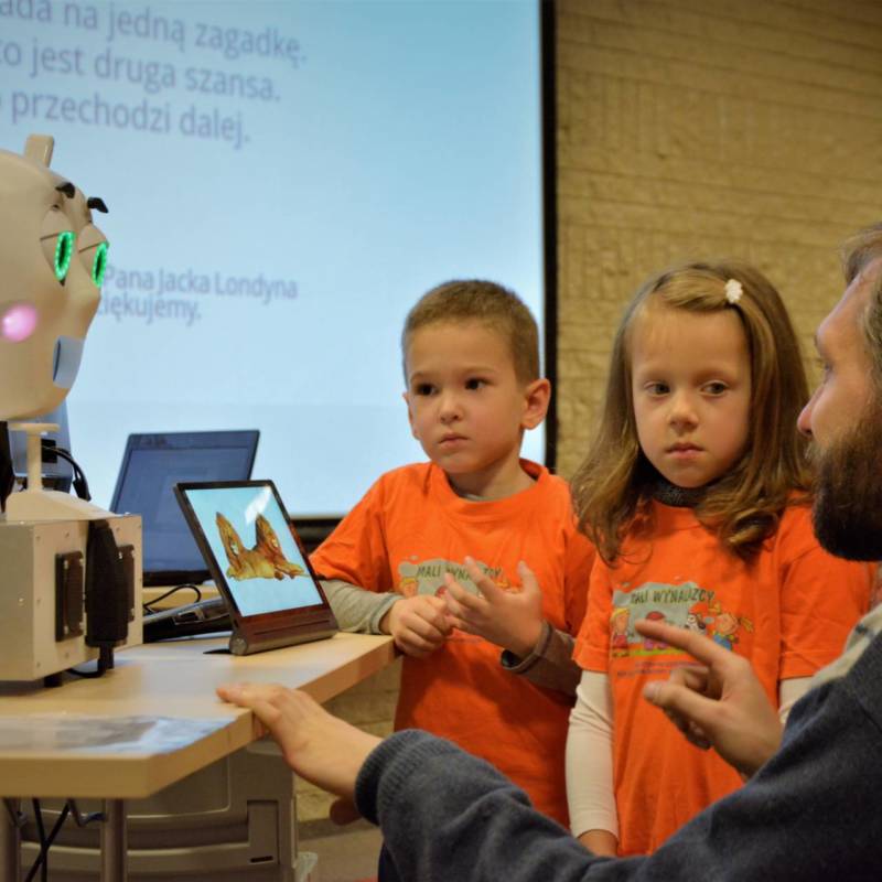 Dzieci z przedszkola Mali Wynalazcy i robot społeczny IRYS